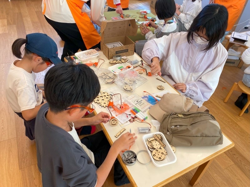 TINKERING LABSエンジニアリングキットを組み立てる子どもたち