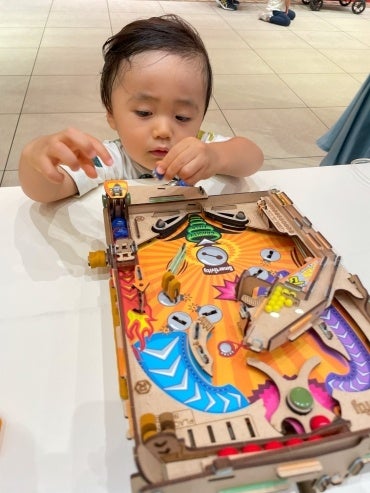 ピンボールで遊ぶ男の子