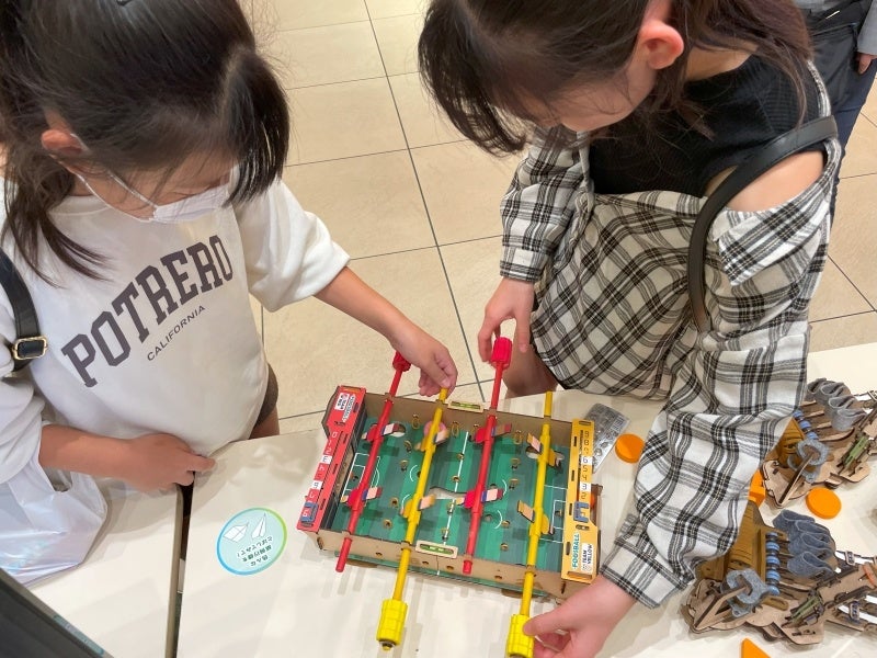 ピンボールで遊ぶ2人の女の子