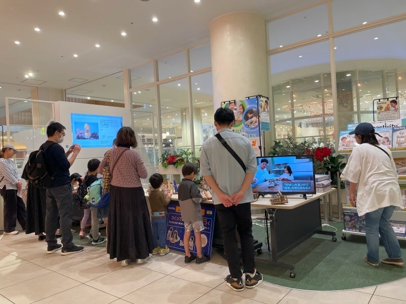 体験販売会のブースに集まる親子たち