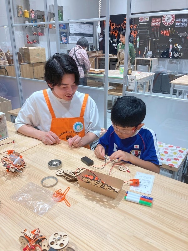モーターを取り付ける子ども