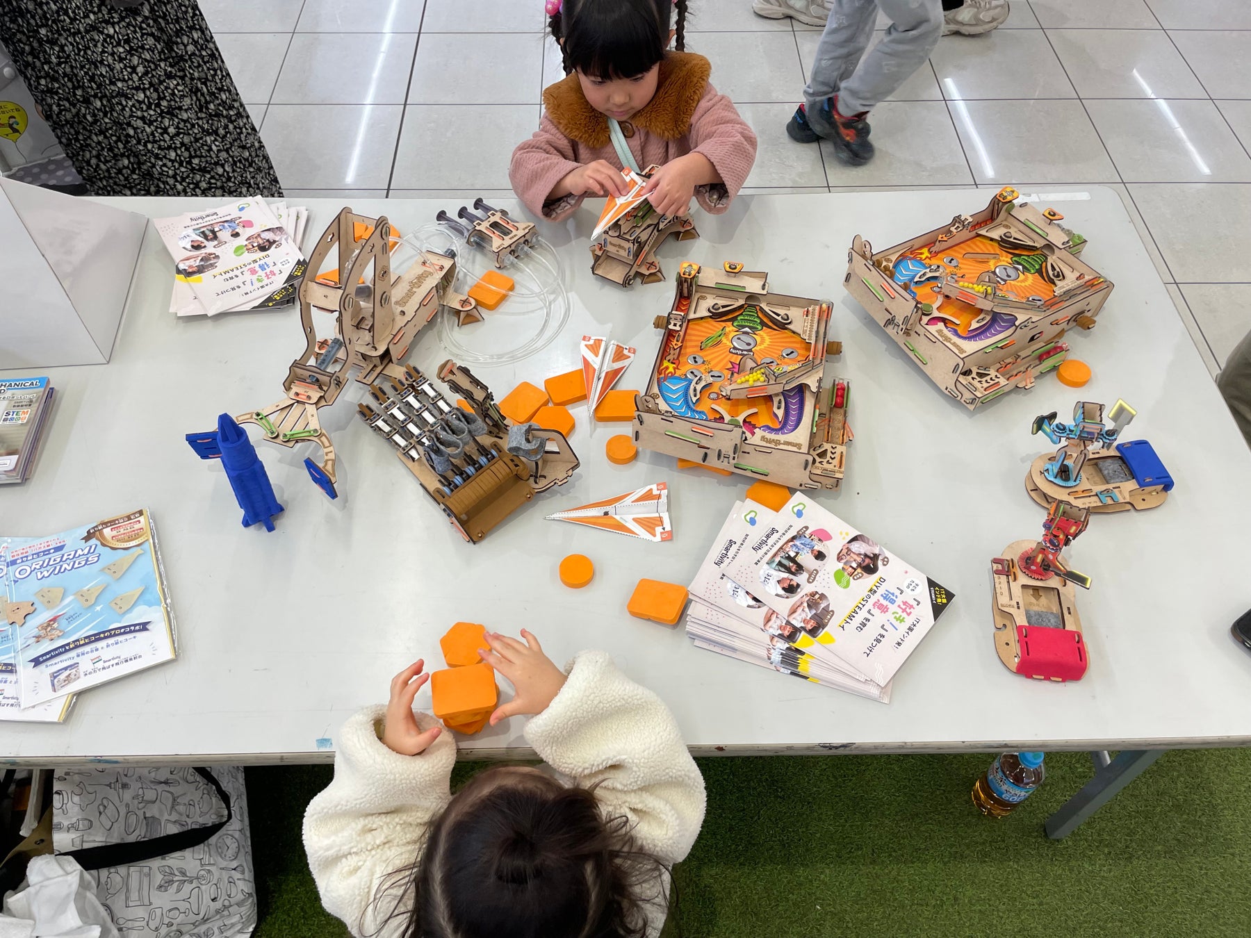 Smartivity商品がたくさん置かれているテーブルで遊ぶ子どもたち