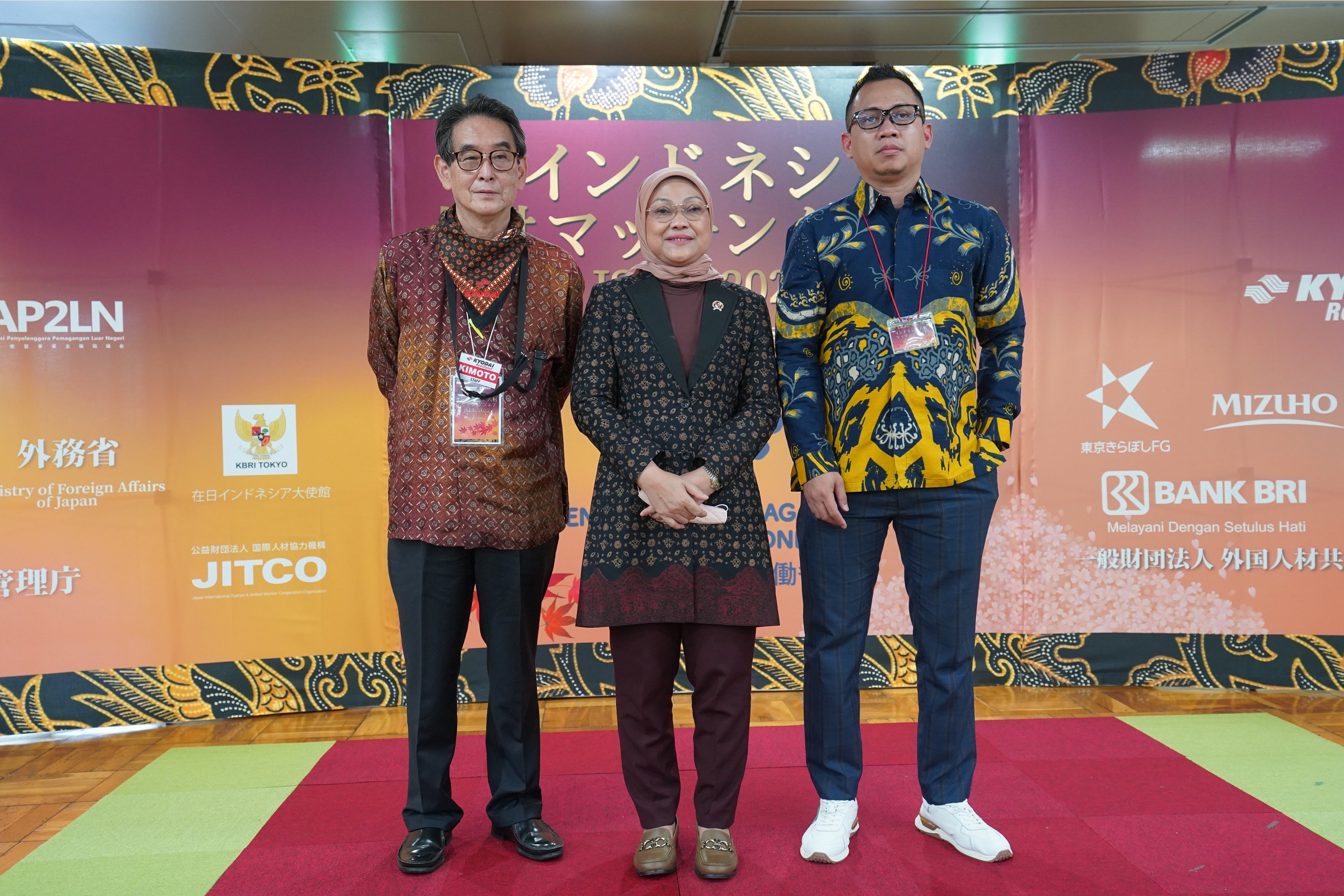 左から、 KYODAI Remittance 代表取締役 木本 結一郎 ​AP2LNプレジデント Firman Budiyanto インドネシア労働省　Ida Fauziyah労働大臣