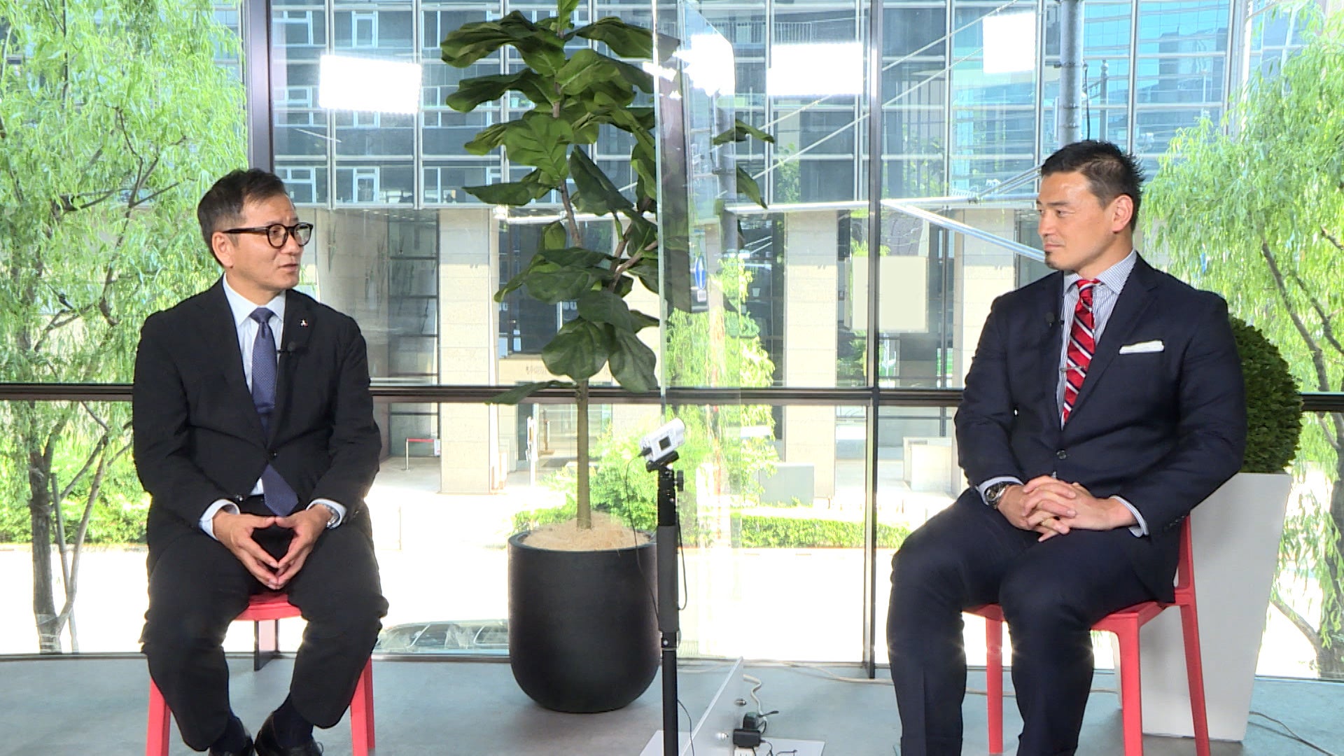 野々村芳和Jリーグチェアマンと五郎丸歩さん（静岡ブルーレヴズCRO）