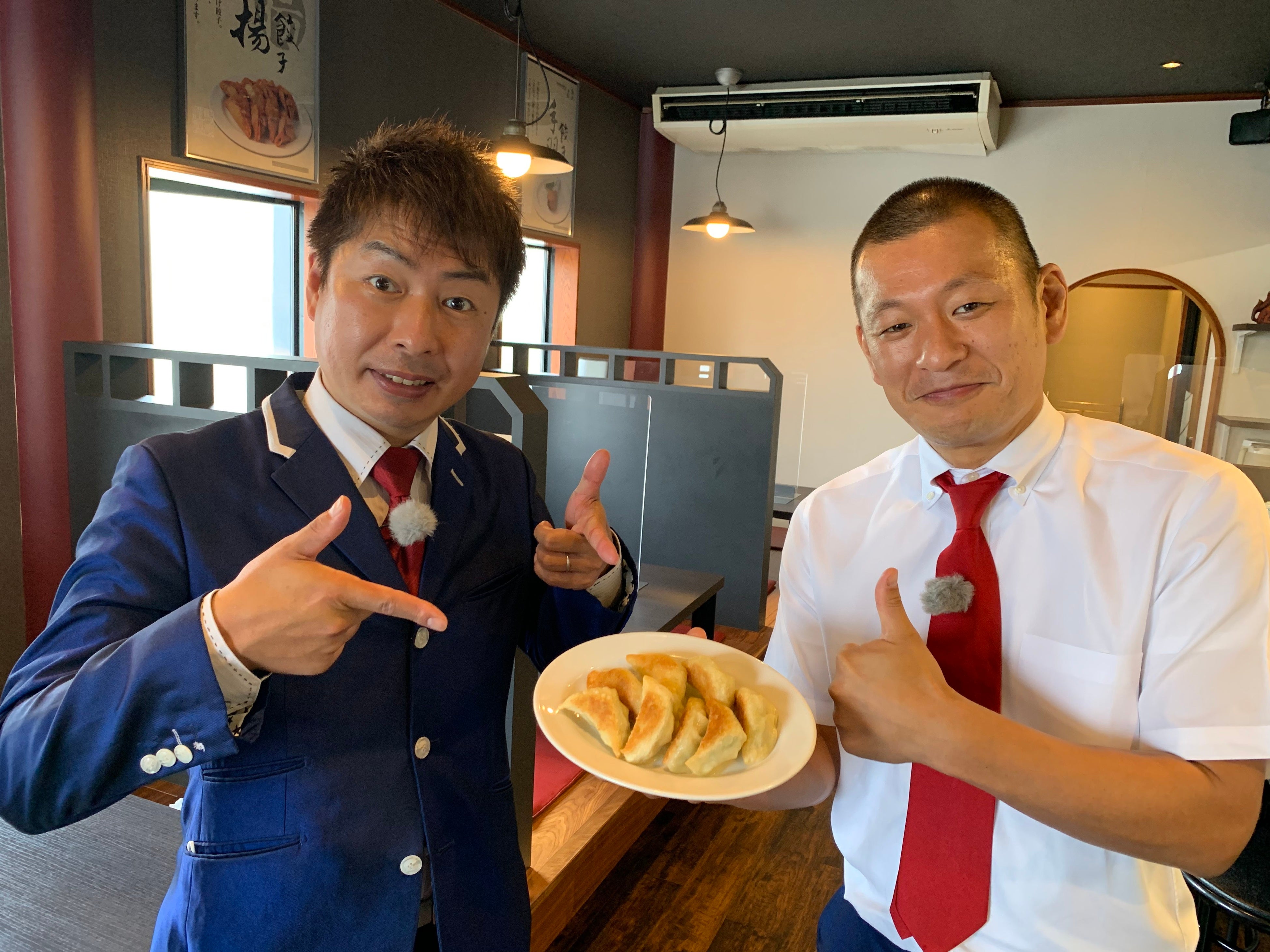 宮崎餃子を堪能するU字工事