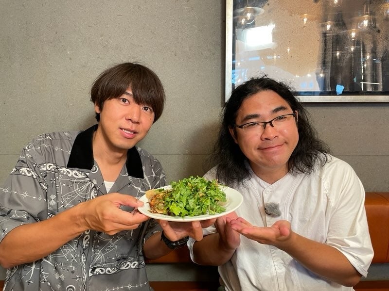 宇都宮餃子を堪能するロッチ