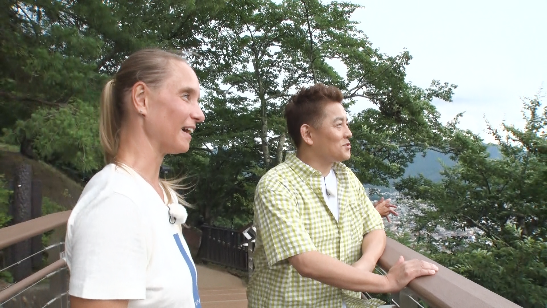 富士山が見える絶景に感動する井戸田潤（スピードワゴン）