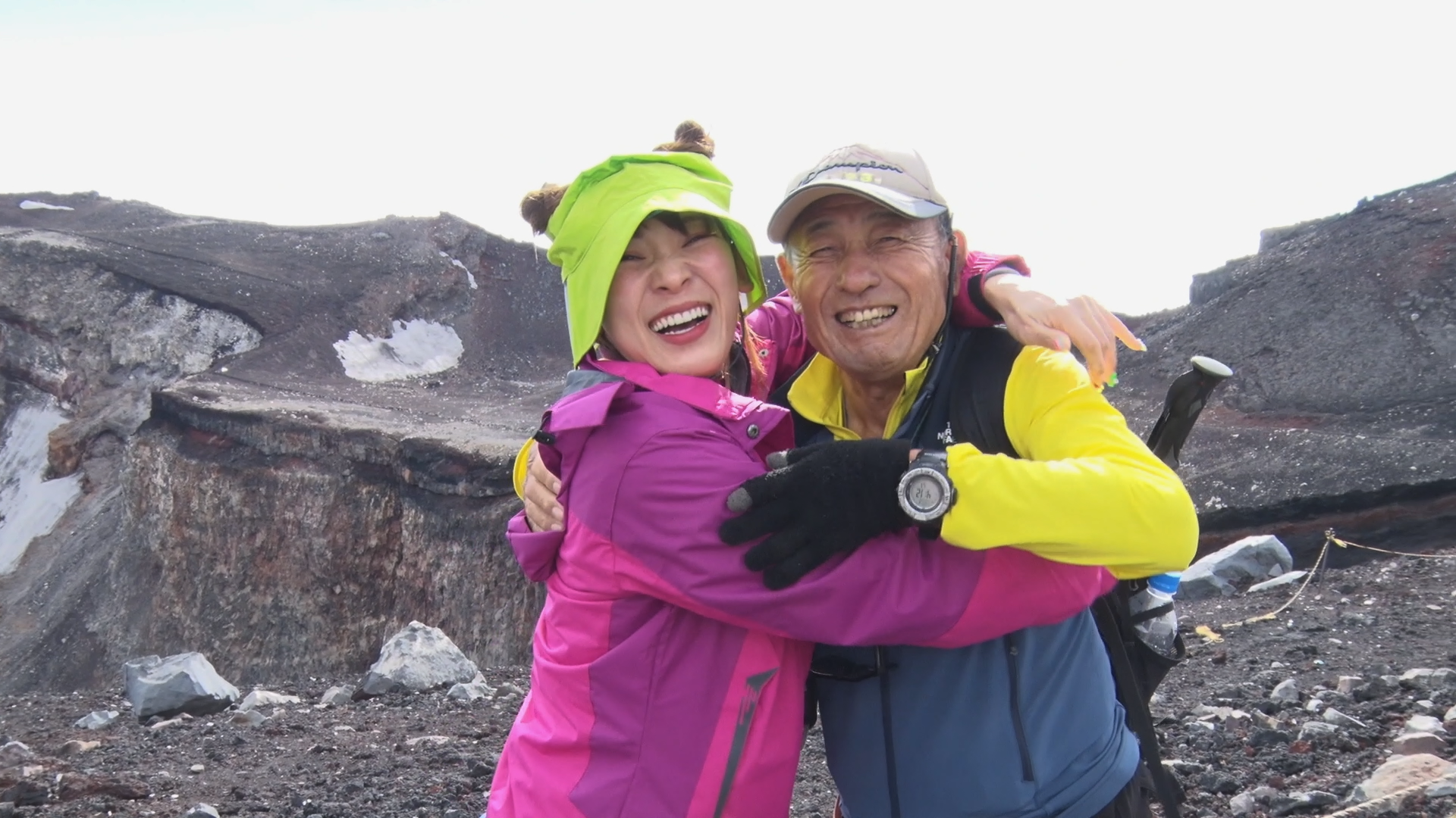 富士山に2000回以上登ったレジェンドとハグするフワちゃん