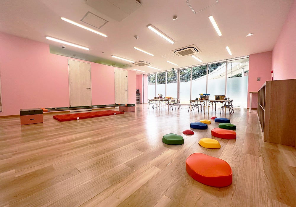 お友達との関わり合いを大切にした「グループ療育」のフロア（児童発達支援・グローバルキッズパーク麗澤大学前店）