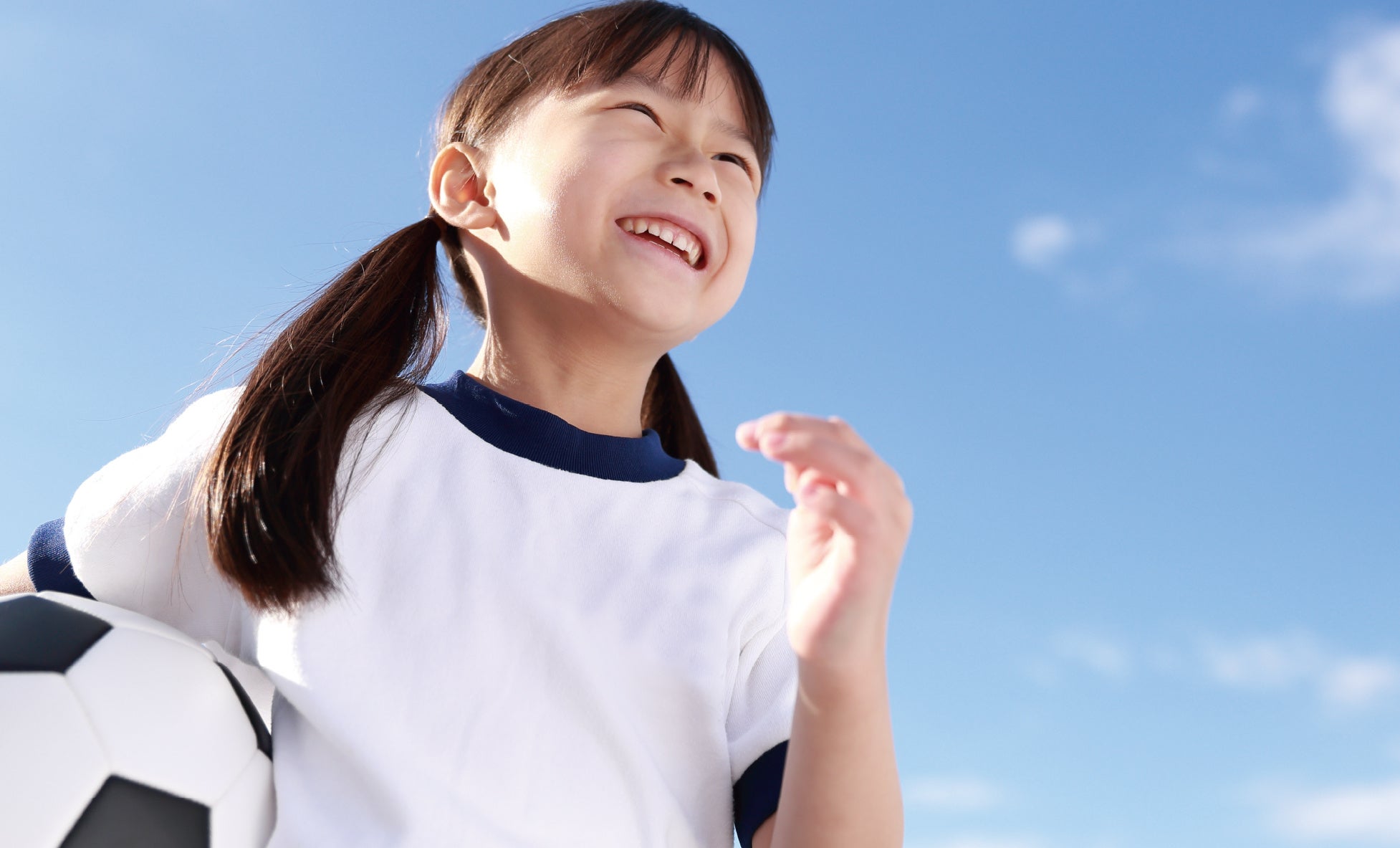 性別はもちろん不問。女の子もぜひ、サッカーで活躍を！女性の指導員も配置しています。