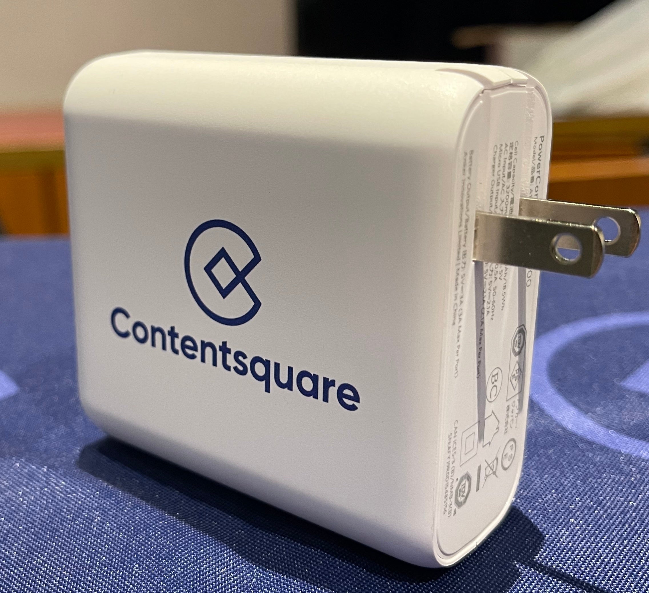 Contentsquareロゴ入りのモバイルバッテリー