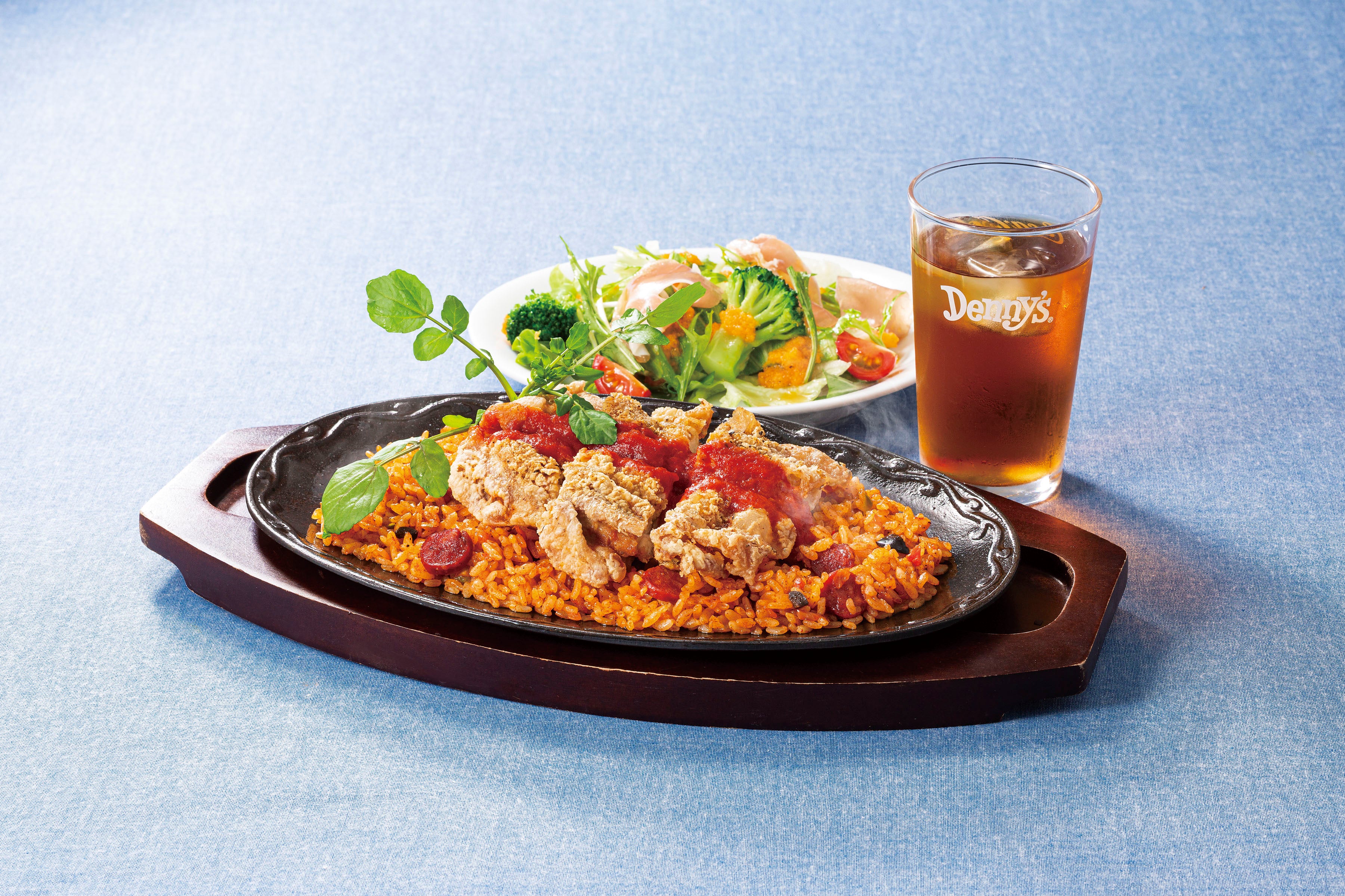 デニーズ人気の「ジャンバラヤ」や「トマトピラフ」をお得に楽しめる