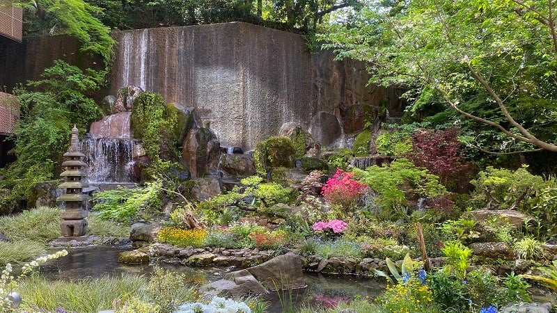 庭園の全景と季節を告げる色鮮やかな花々