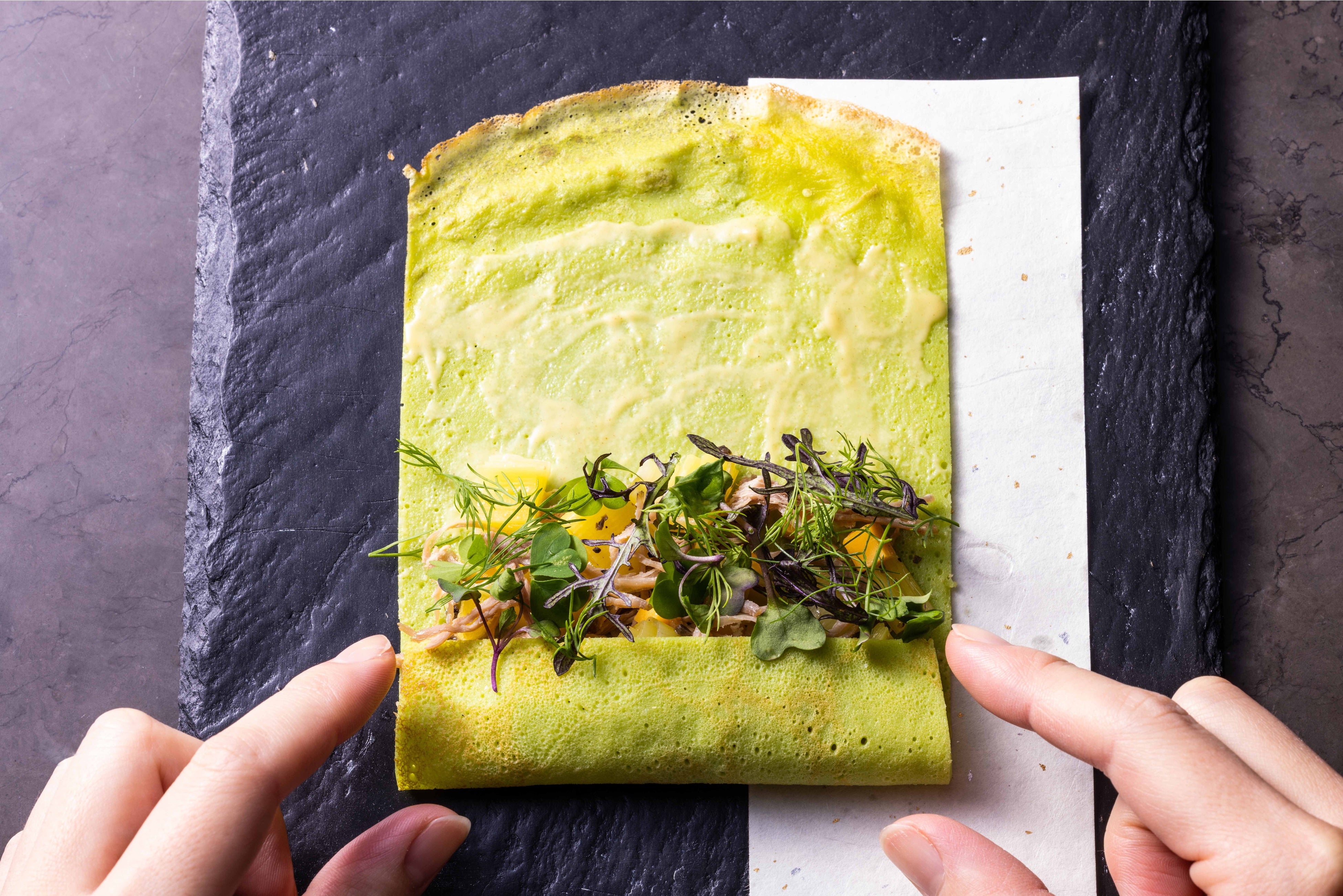  温前菜：「手づかみで味わう九条ネギのクレープ　鴨のコンフィ」