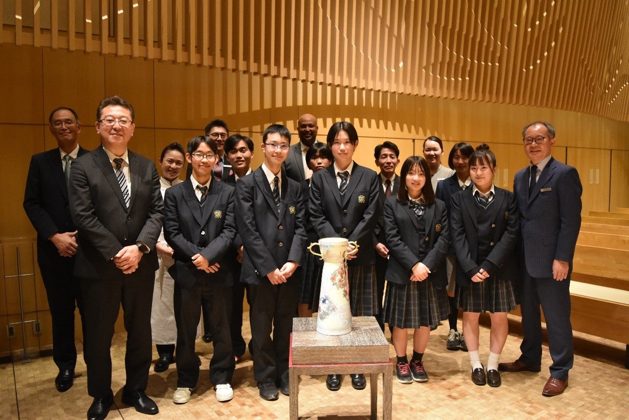 出場した生徒と弊社審査員、菅野部長、本谷校長、絹谷校長