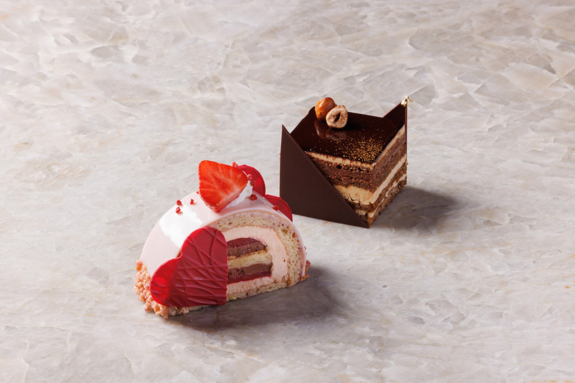 左)ストロベリーオペラ、右)コムントゥ チョコレート オペラ