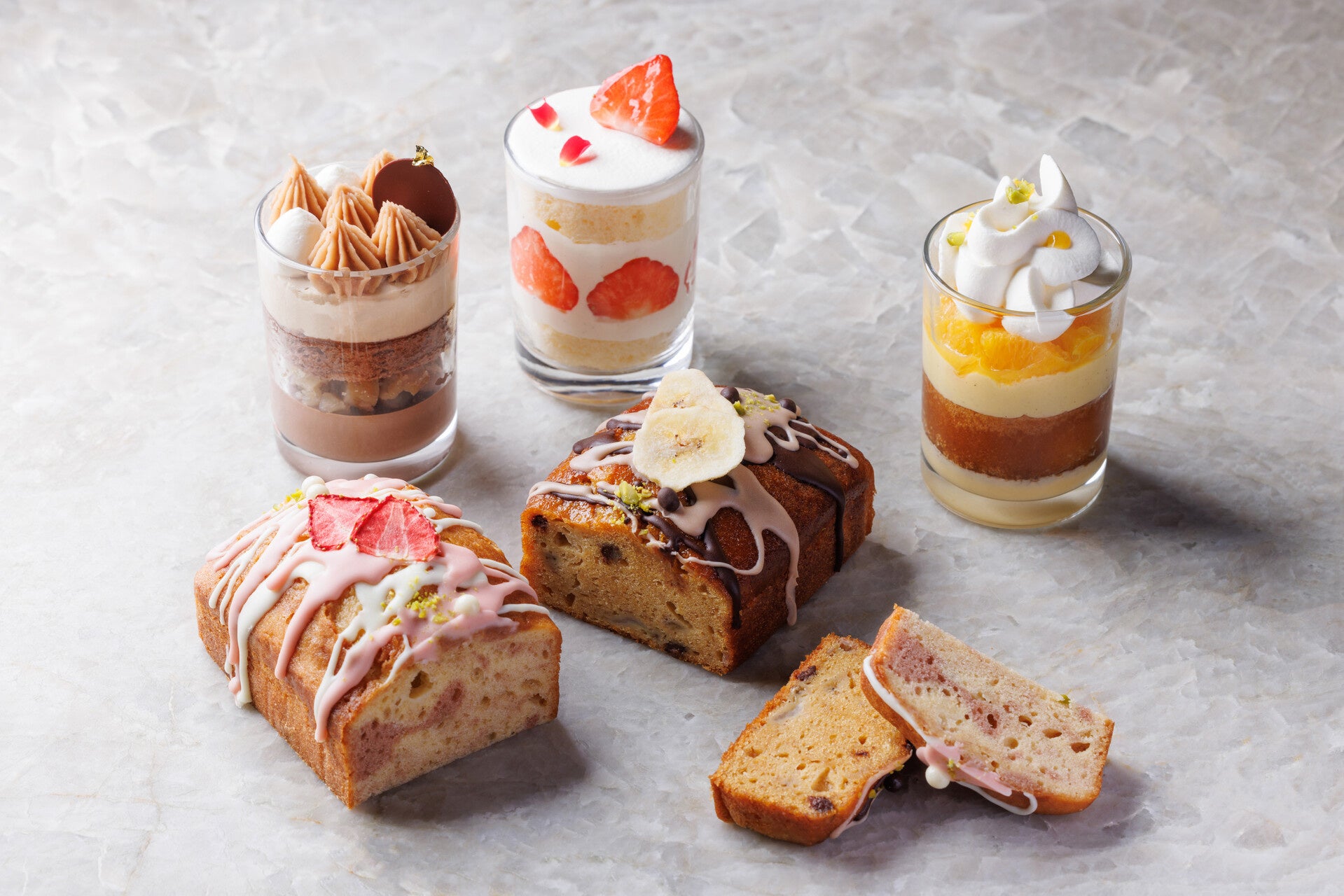 左上からヴェリーヌ3種(ショコラマロン、イチゴのショートケーキ、ラムババ)、左下からパウンドケーキ2種(ストロベリーメープルシロップケーキ、バナナキャラメルケーキ)