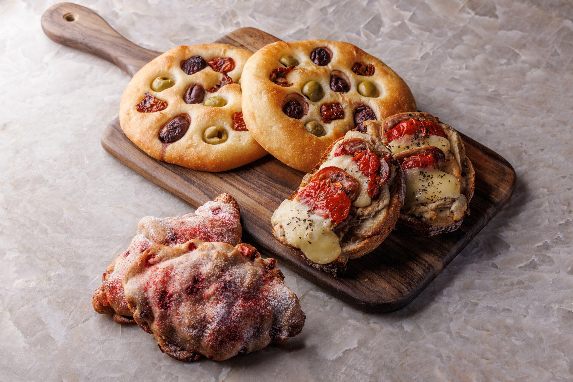 上段から時計回りに、オリーブとトマトのフォカッチャ、サラミとトマトのドフィノワーズタルティーヌ、いちごとクリームチーズのクロワッサンダマンド