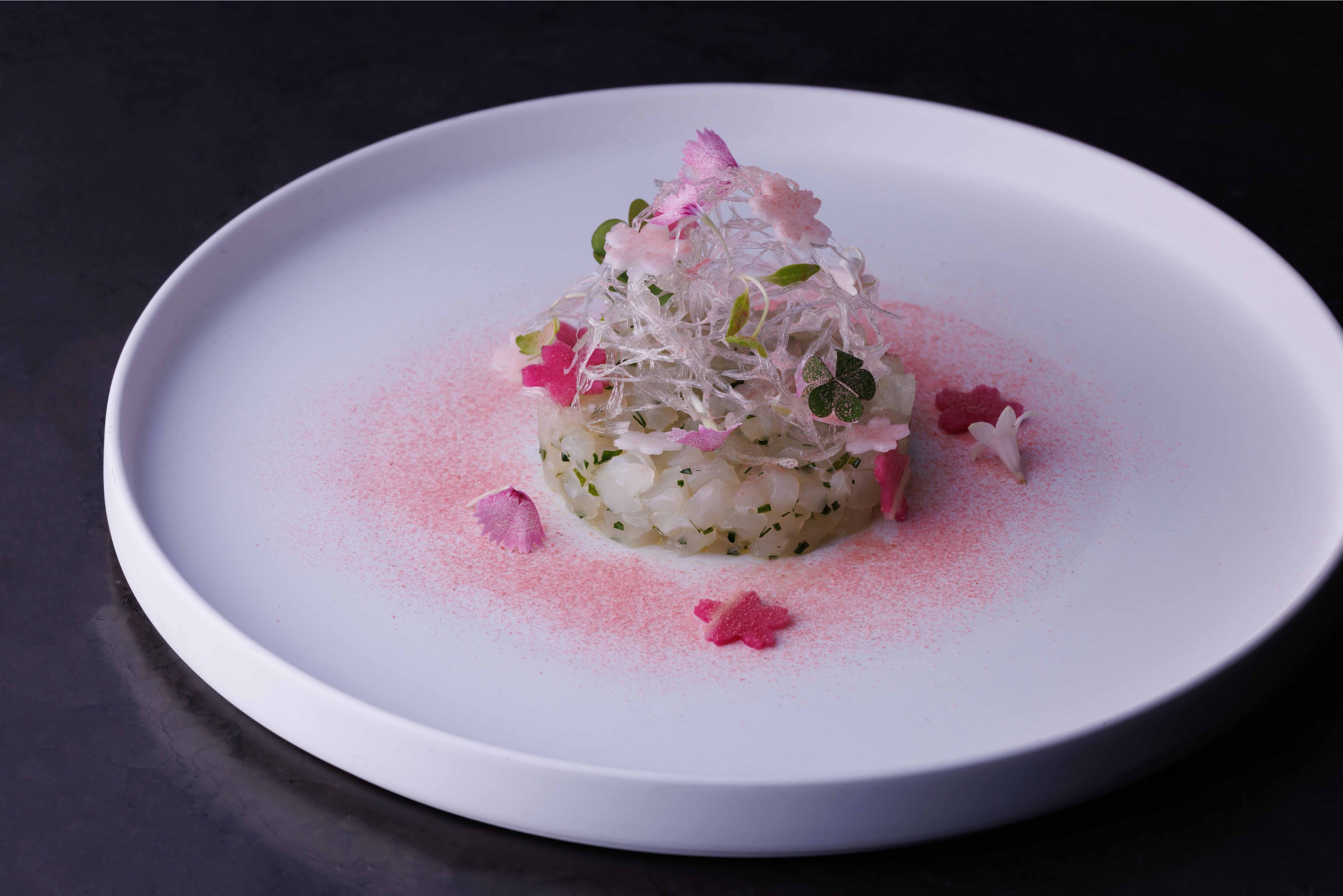 前菜：新鮮な桜鯛をレモンやハーブで香り高く和えた「桜鯛のタルタル」