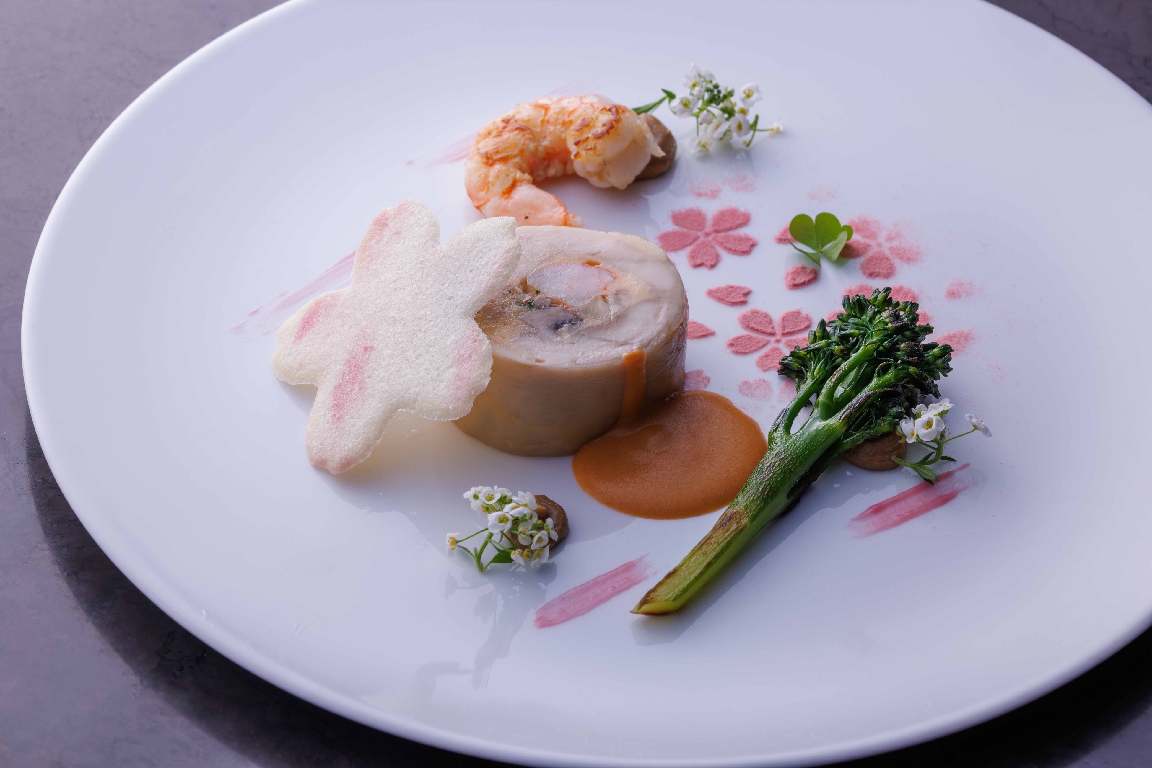 濃厚なアルブッフェラソースとあわせた　「鶏と天使エビのバロティーヌ　」