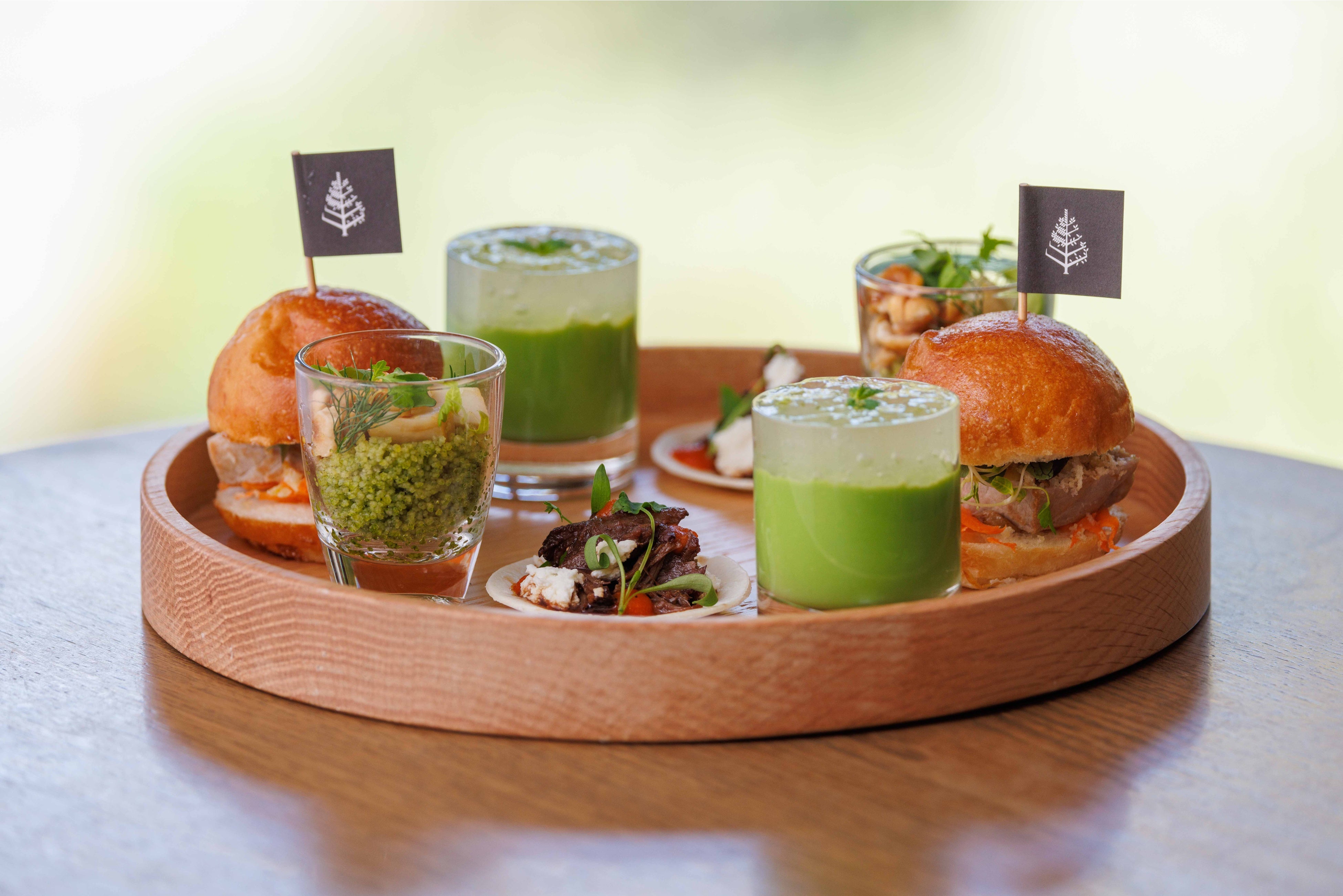 左手前から、シーフードとハーブのクスクス、牛肉の煮込みのタコス、グリンピースの冷たいスープ、ポークバーガー