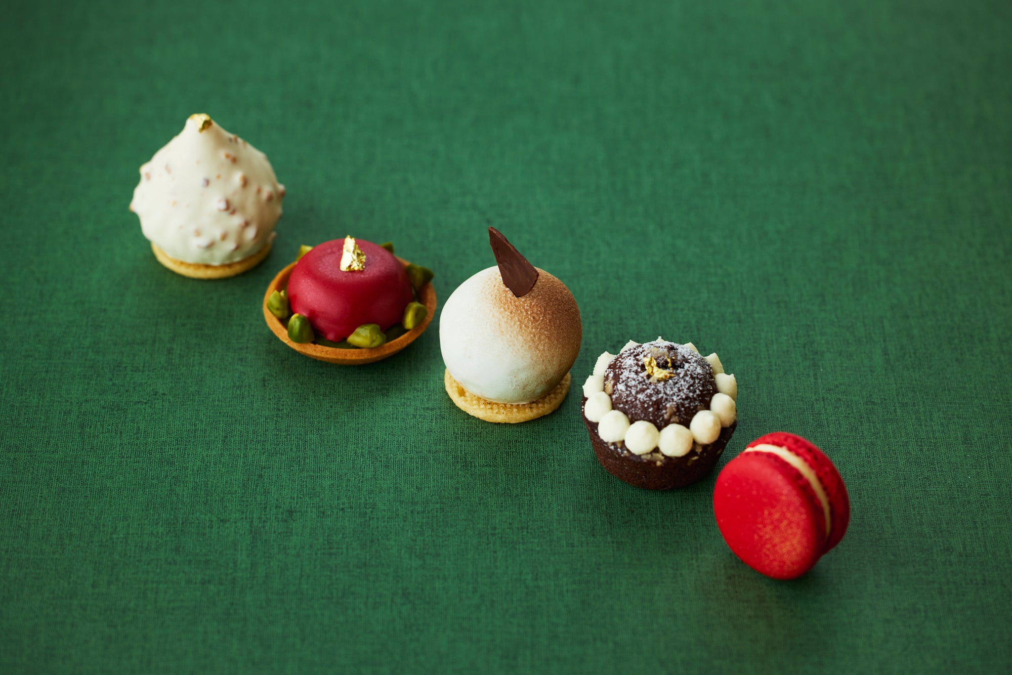左から：バニラケーキ、ストロベリーピスタチオケーキ、アールグレイフィナンシェ、チョコレートマフィン、マカロン