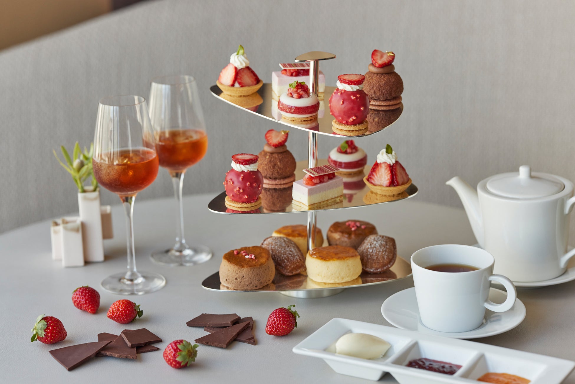 【フォーシーズンズホテル丸の内 東京】 2024年1月16日開始「ストロベリー&チョコレート アフタヌーンティー」のご案内 トラベルスポット