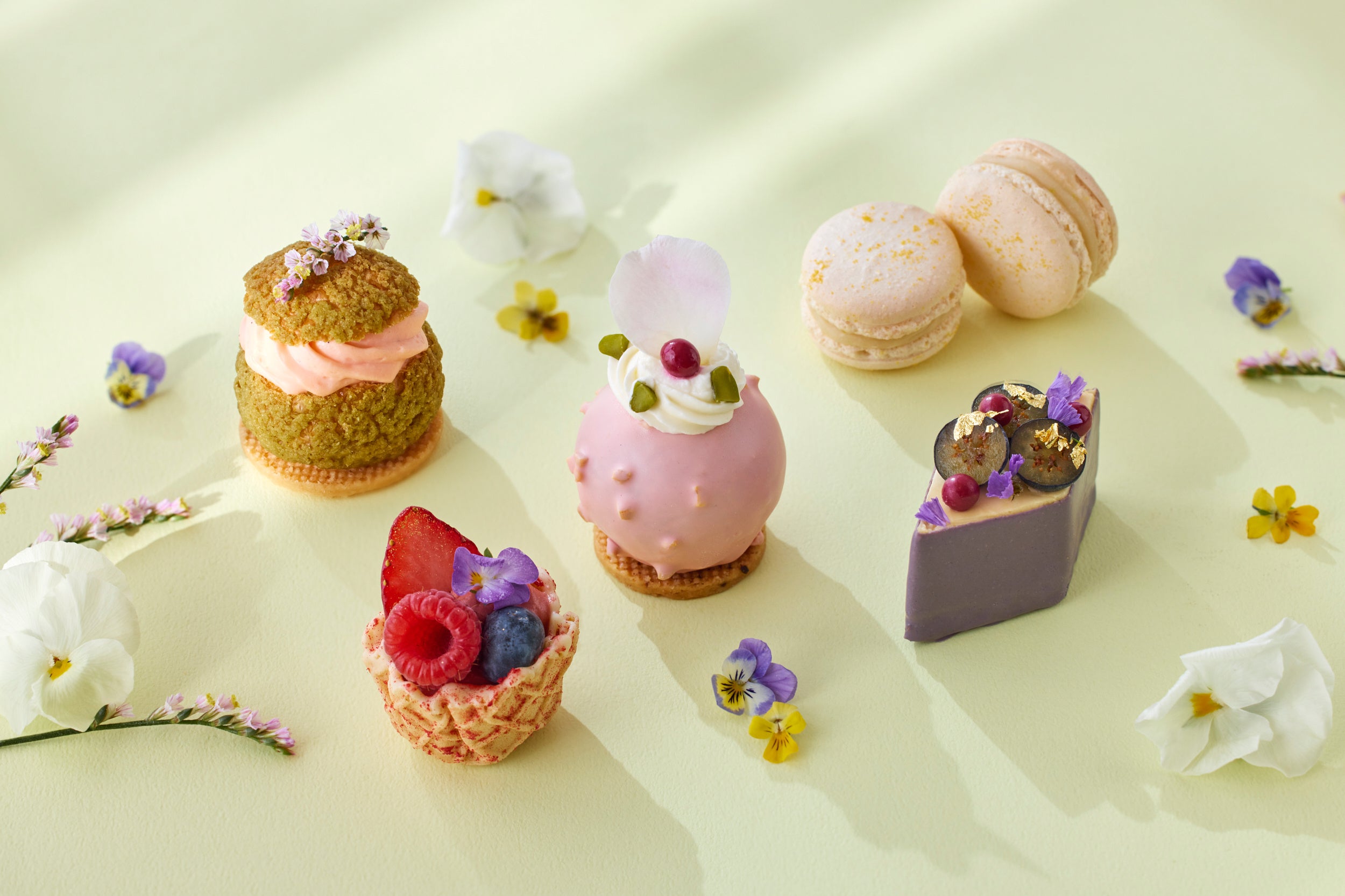 桜＆抹茶シュー(左上)、ハイビスカス＆ベリータルト(左下)、ローズパウンドケーキ(真ん中)、ジャスミン＆ライチマカロン(右上)、ラベンダーチーズケーキ(右下)
