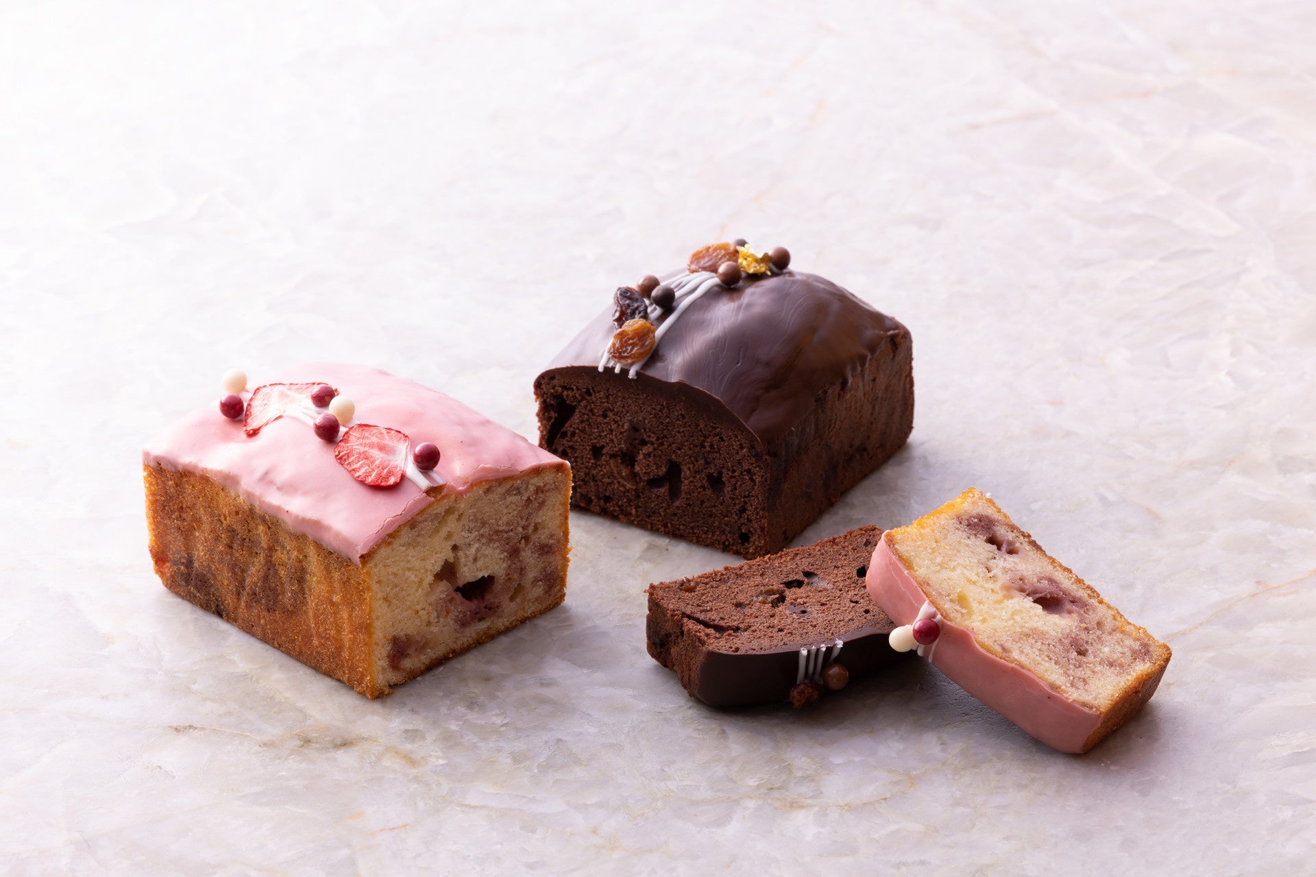 （左）ストロベリーホワイトチョコレートケーキ、（右）チョコレートラムレーズンケーキ