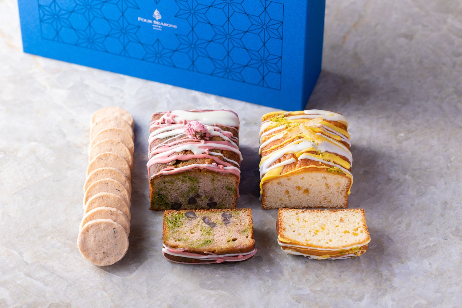 左から、桜クッキー、さくらのパウンドケーキ、柚子ウィークエンドケーキが入った「さくらギフトボックス」