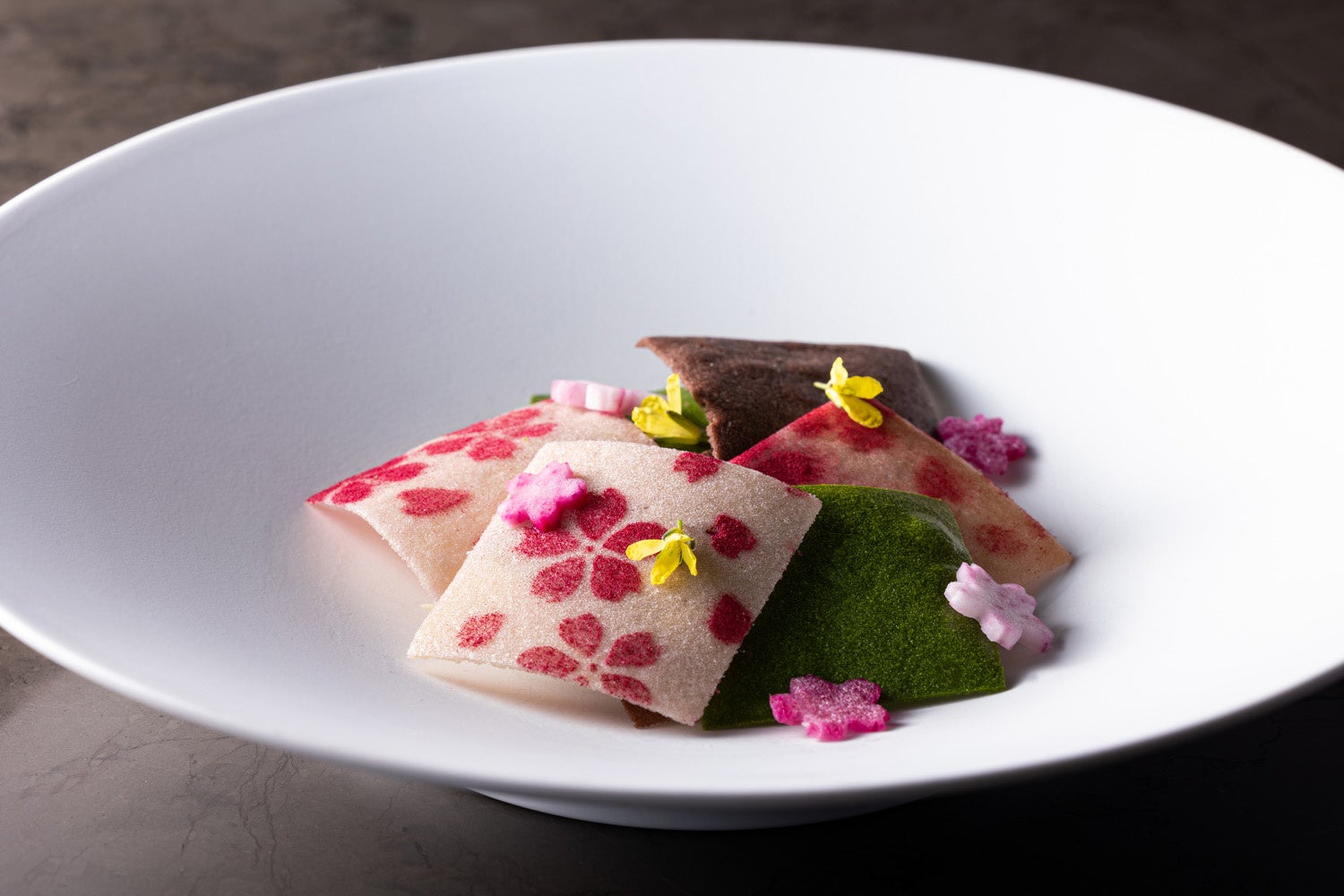 前菜「ORIGAMI」には、桜鯛のマリネが隠されている