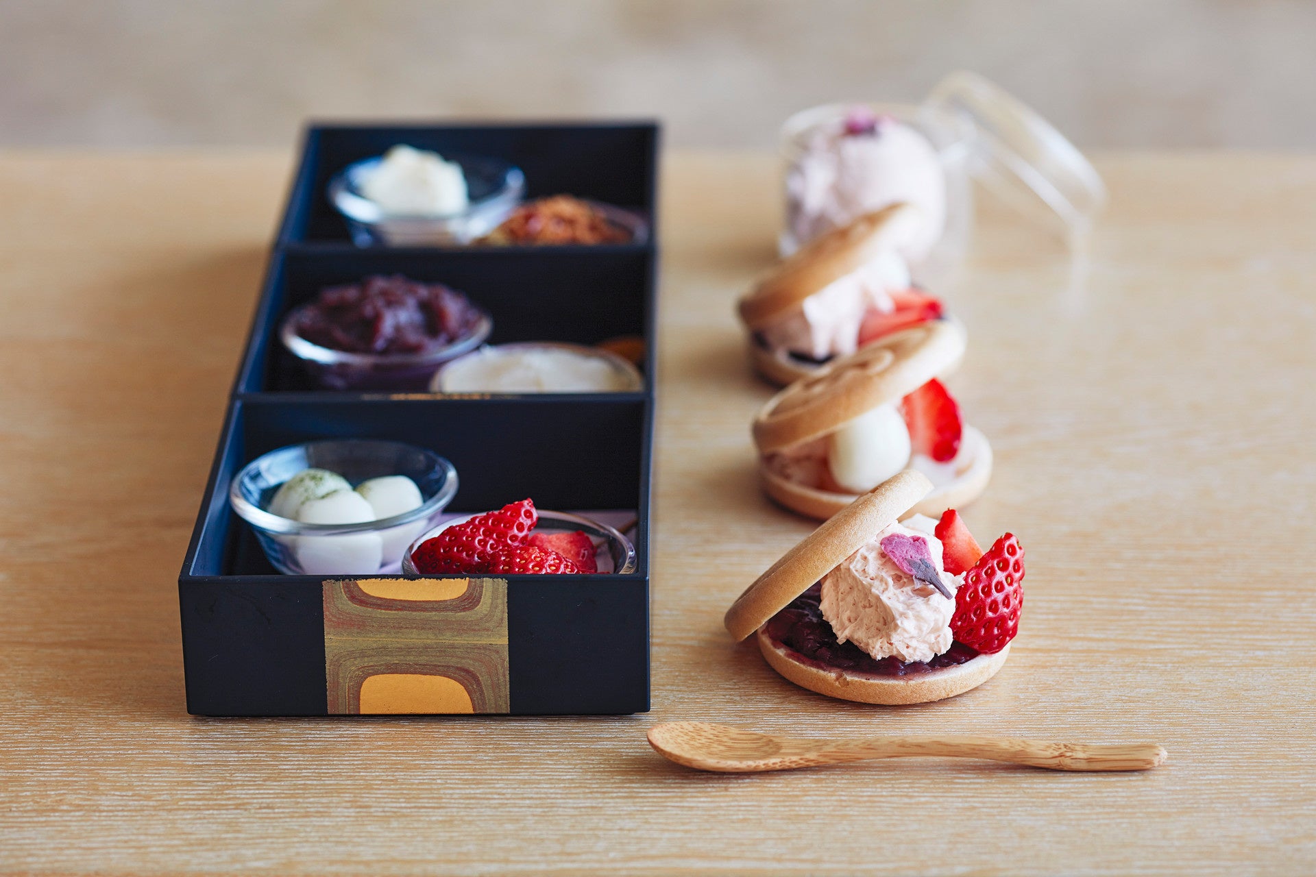 桜の木を眺められる特等席で、もなかのカスタマイズを楽しめる「さくらアイスもなか」