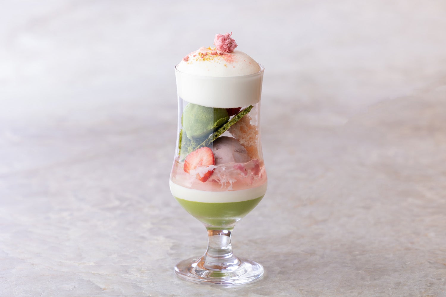 桜舞い散る京都を表現した「プレミアム・さくらパフェ」