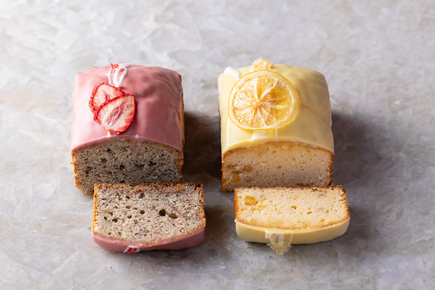 左「イチゴとアッサムティーのパウンドケーキ」、右「ハチミツレモンケーキ」