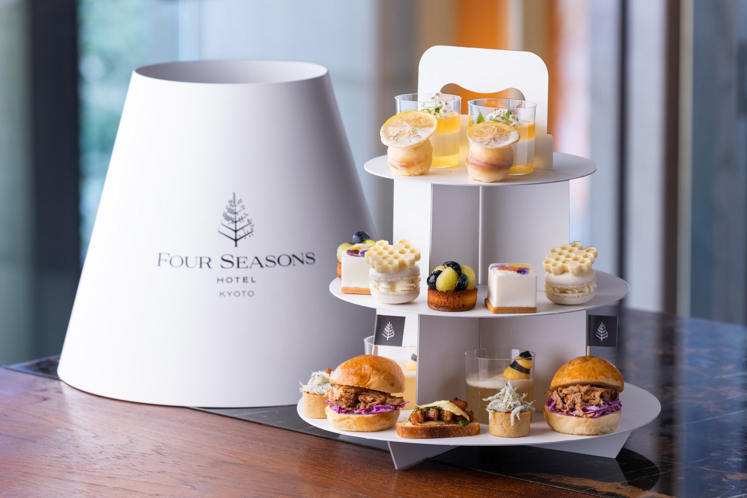 ご自宅やご宿泊のゲストルームなど、お好きな場所で楽しめる「テイクアウトアフタヌーンティー」