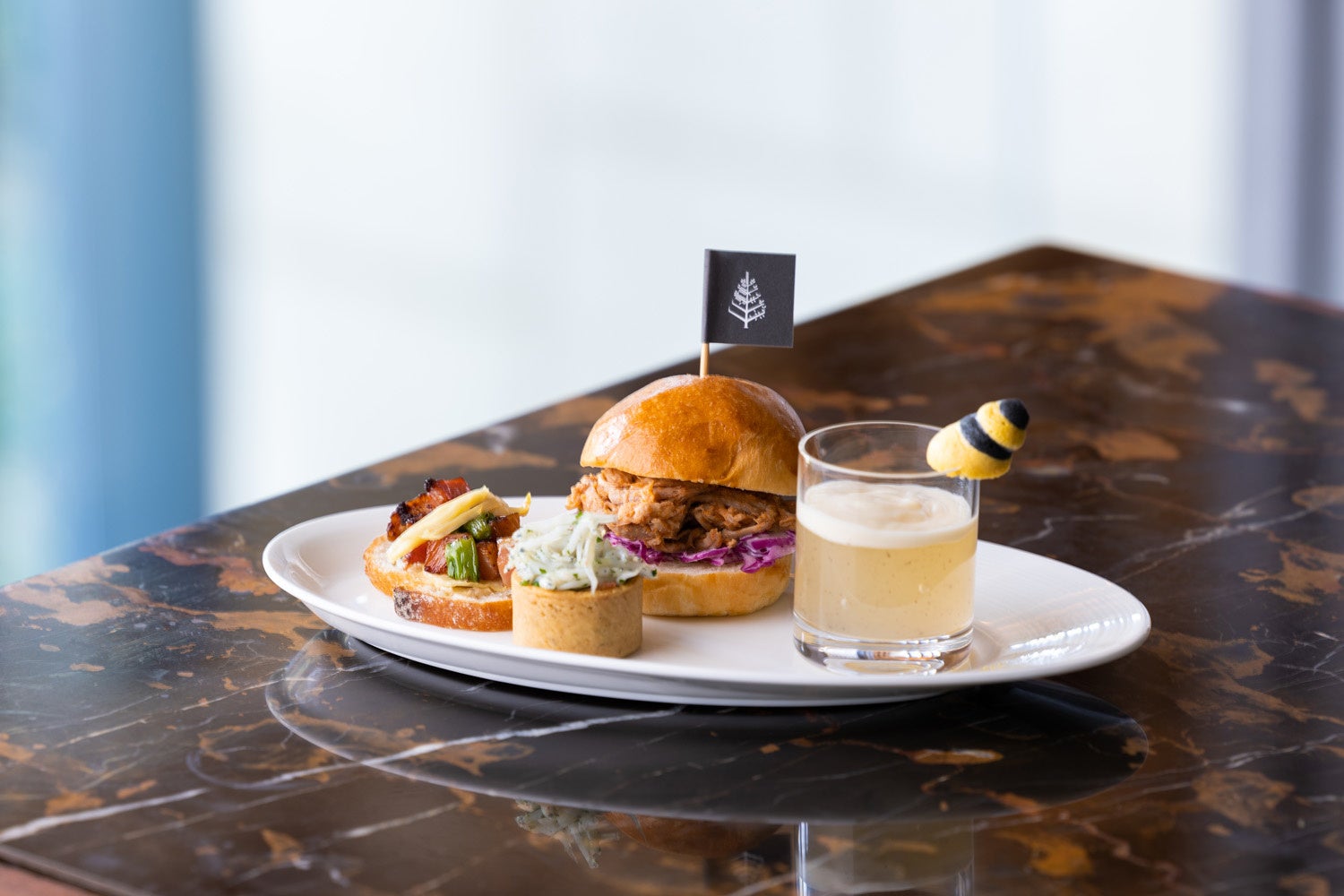 4種のセイボリー。ハチミツを使用した「ハニープルドポークバーガー」は、 じっくり低温ローストした豚肉をほぐしたこだわりのプルドポークを使用。