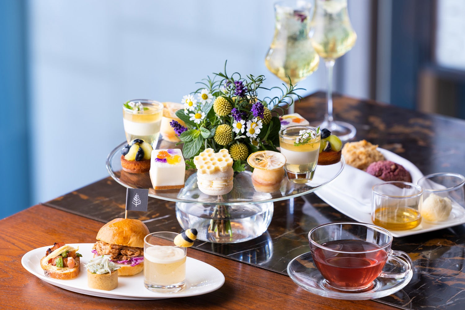 個性ある4種のハチミツを巧みに使用した「フローラル&ハニーアフタヌーンティー」