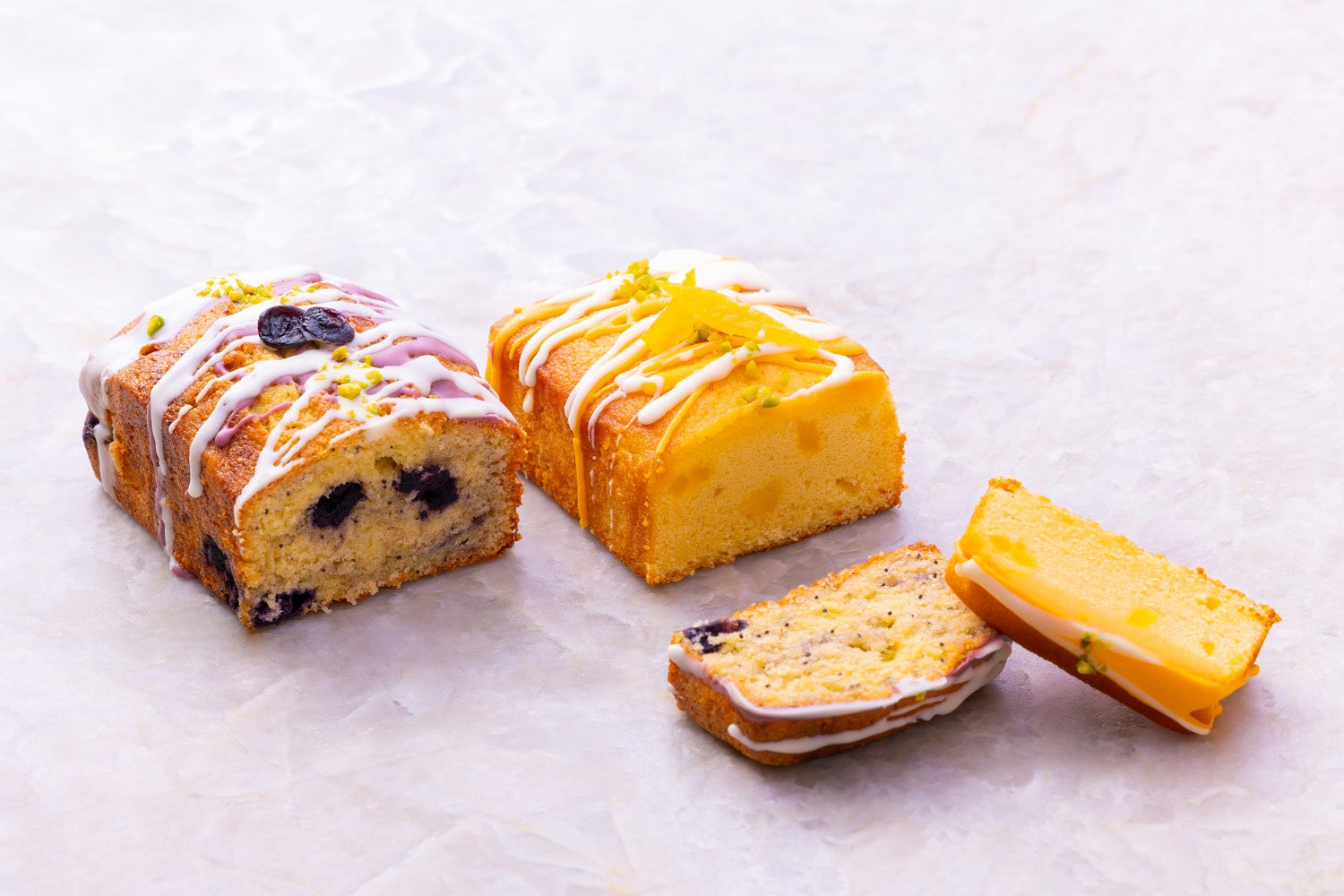 左から、ブルーベリーヨーグルトケーキ、パッションマンゴーケーキ