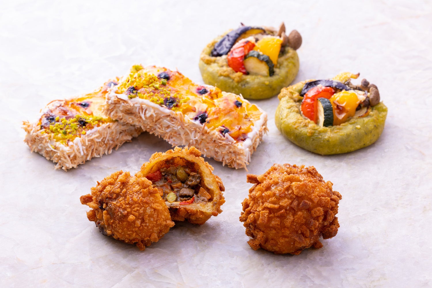 手前から、夏野菜カレーパン、ブリオッシュエテ、夏野菜のバジルフォカッチャ