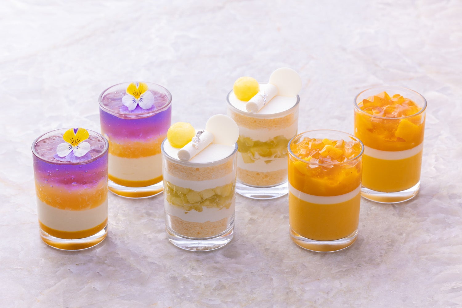 左から、パイナップルバタフライピー、メロンとレモンのショートケーキ、マンゴープリン