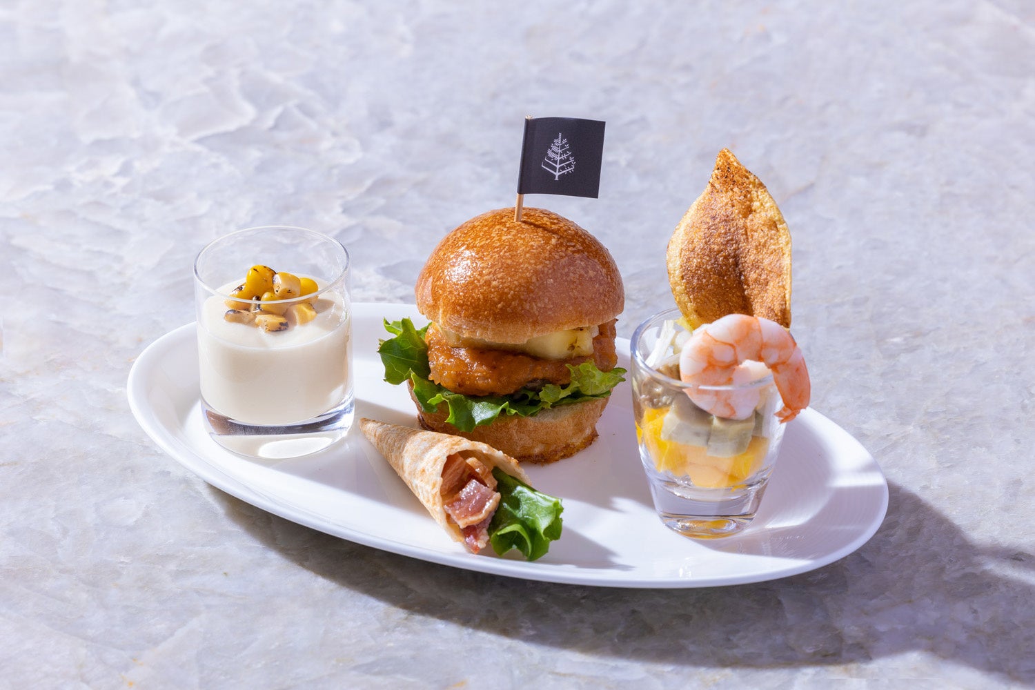 左から、冷製とうもろこしのスープ、ベーコンスティック、パイナップルバーガー、海老とマンゴーのカクテル