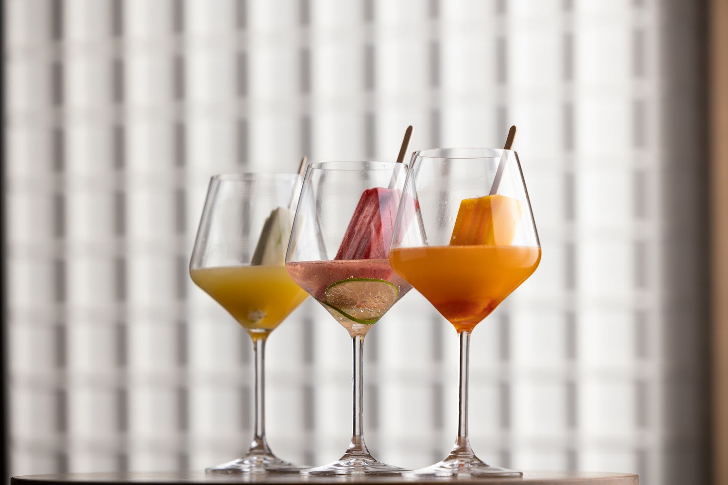 左から「ピニャコラーダ＆ココナッツキウイアイスキャンディー」、「モヒート＆ミックスベリーミントアイスキャンディー」「ミモザ＆オレンジマンゴーアイスキャンディー」