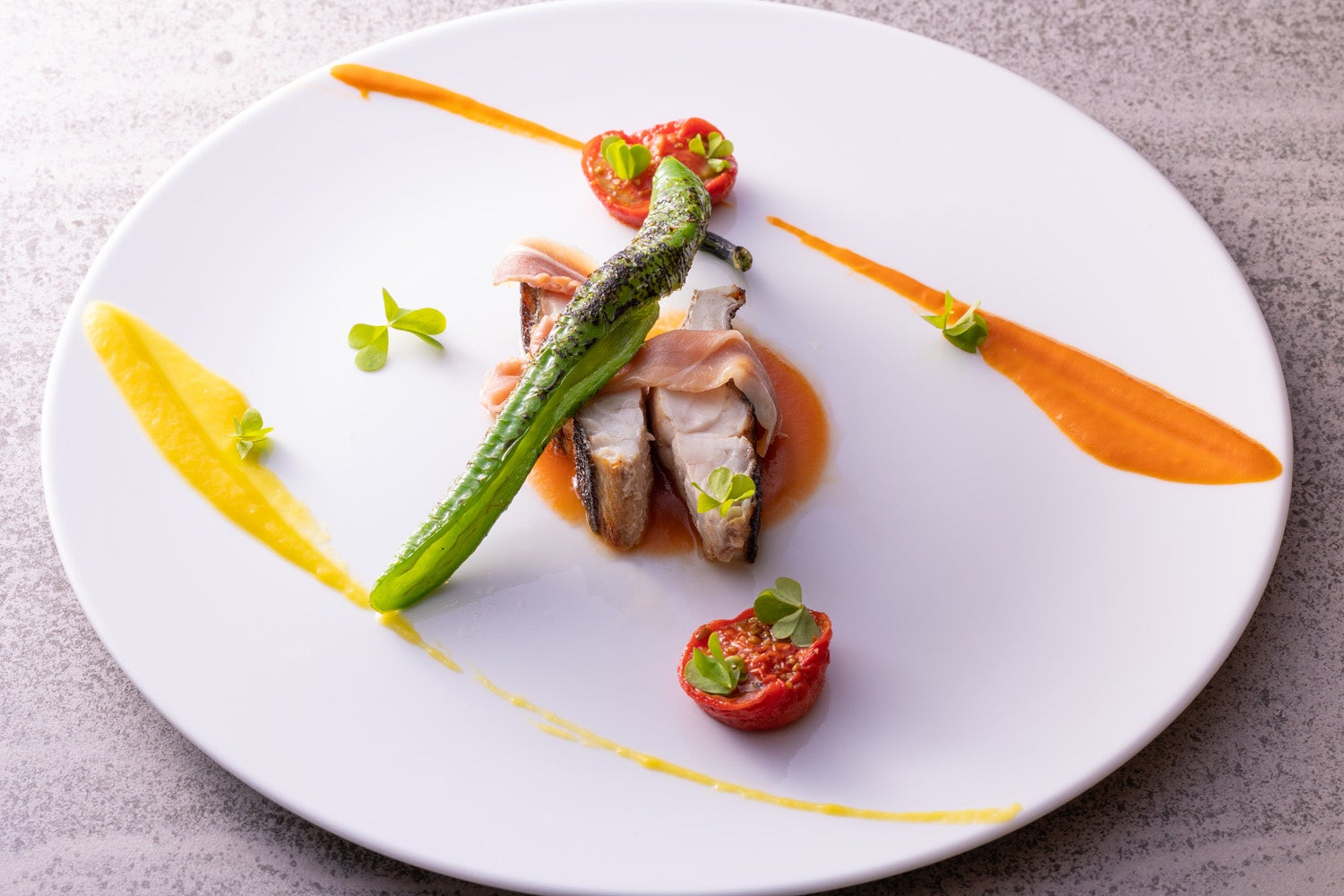 魚料理の一例：「イサキのソテー　ピペラードと生ハムとともに」