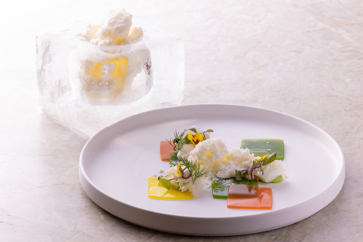 清涼感のあるグラニテをお客様の目の前でおかけし、爽やかに仕上げる夏の「ORIGAMI」