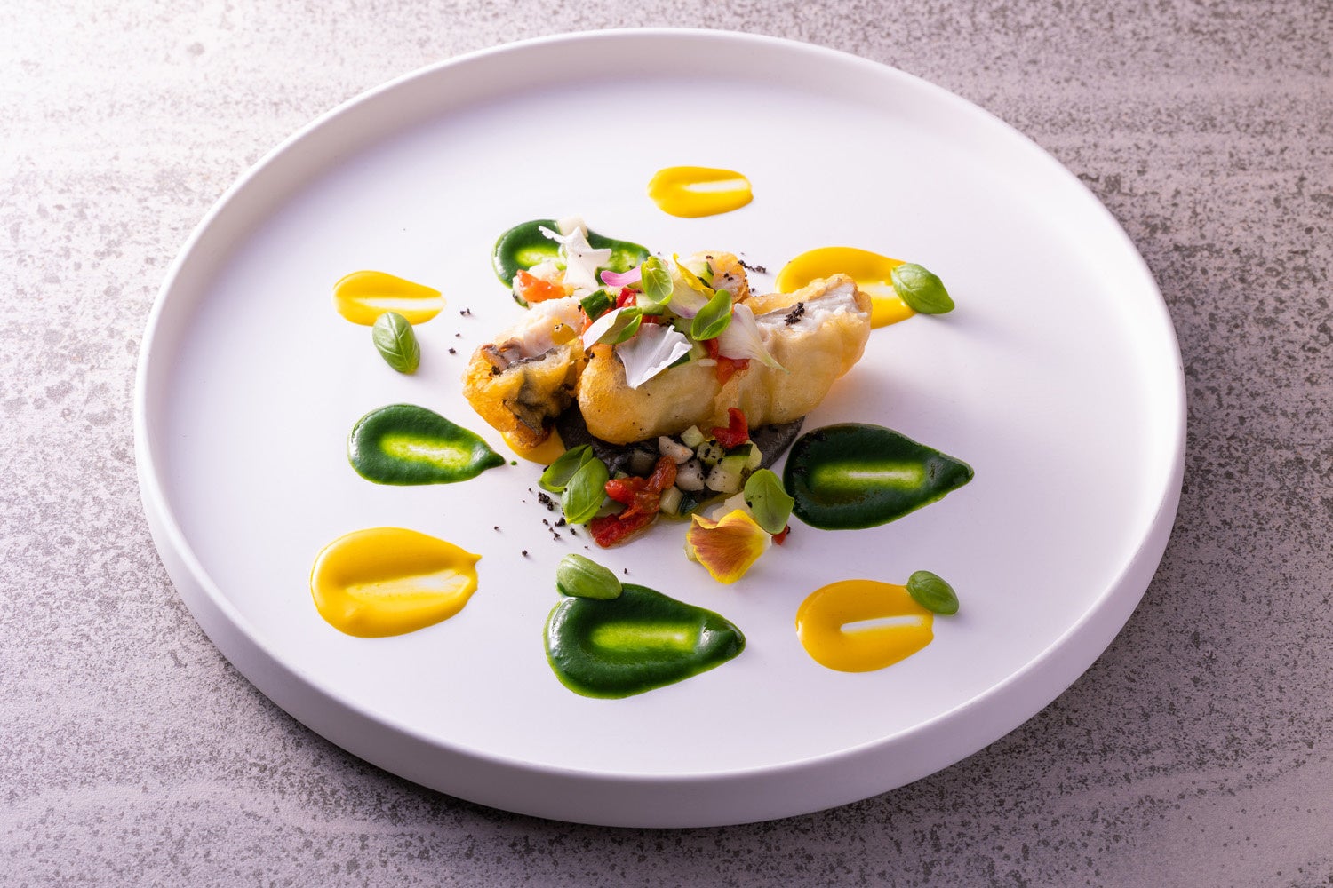 魚料理の一例：「太刀魚のベーニエ　バジルとサフランの二種のソース」