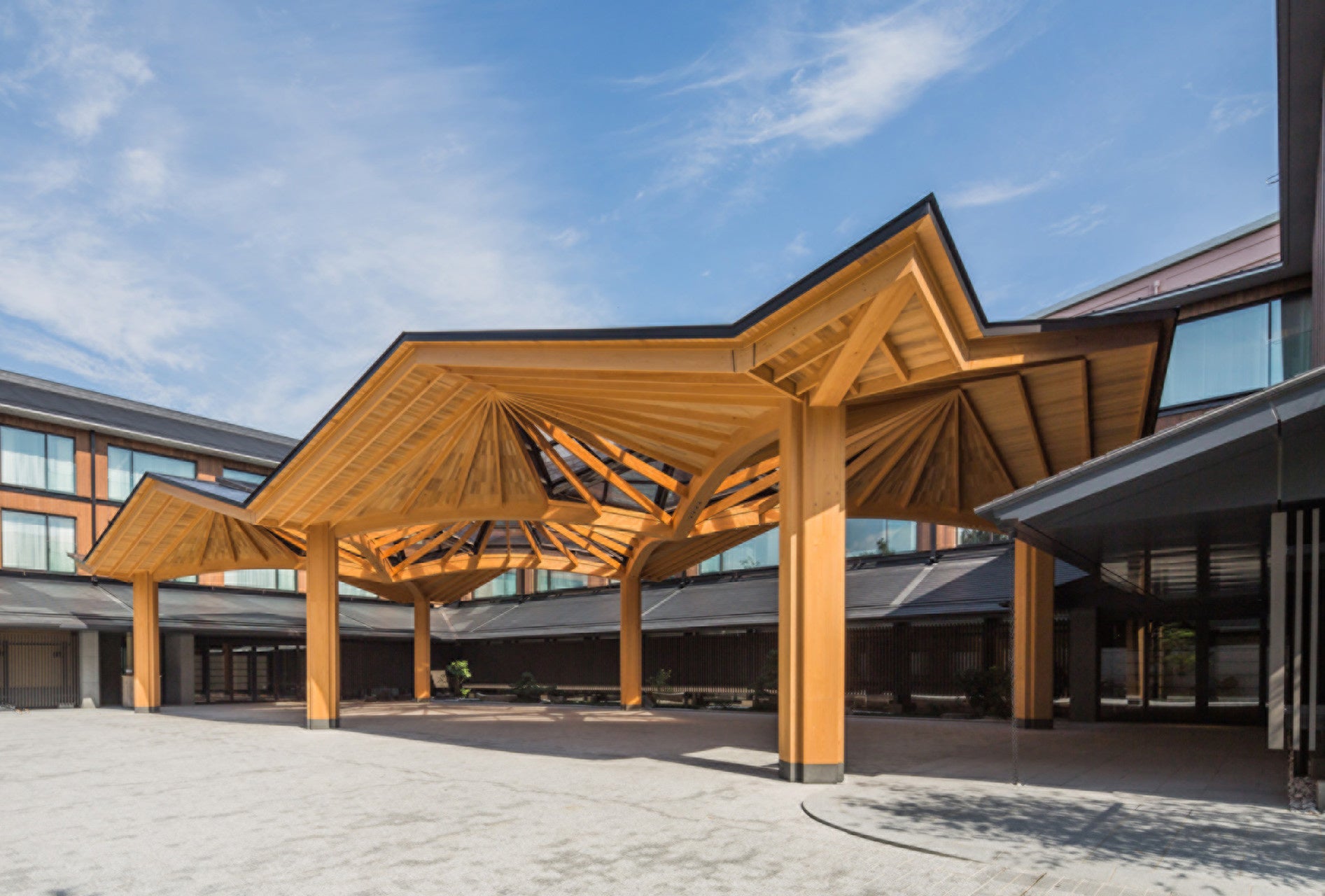 和傘をモチーフにデザインされたホテルエントランス。屋根のガラスに仕込まれた和紙から、やわらかな光が差し込む