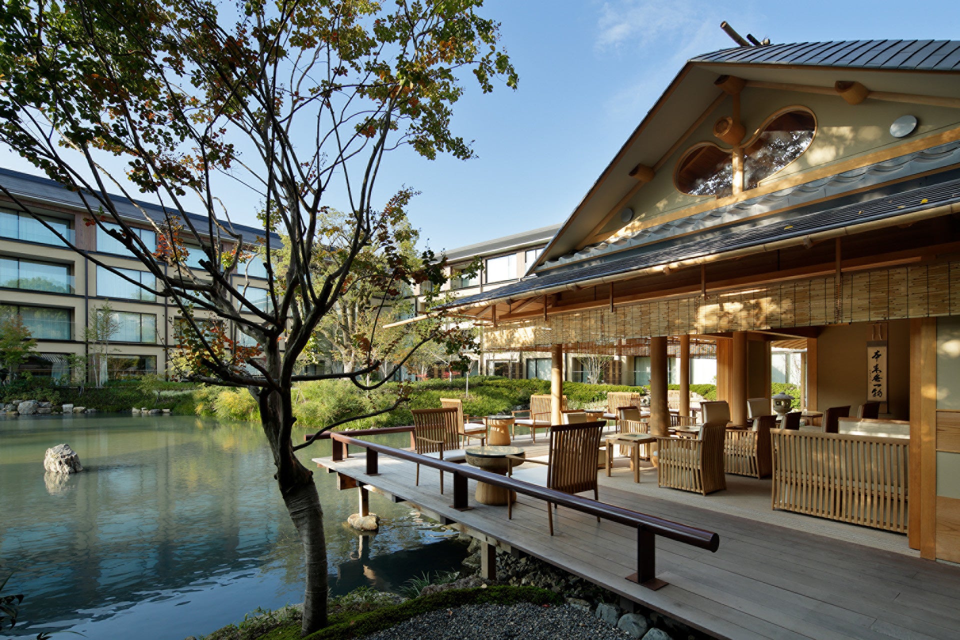 数奇屋づくりの茶室ラウンジ「楓樹」では、扉を全開にしたオープンエアの中でウェルネスアクティビティを体験できる