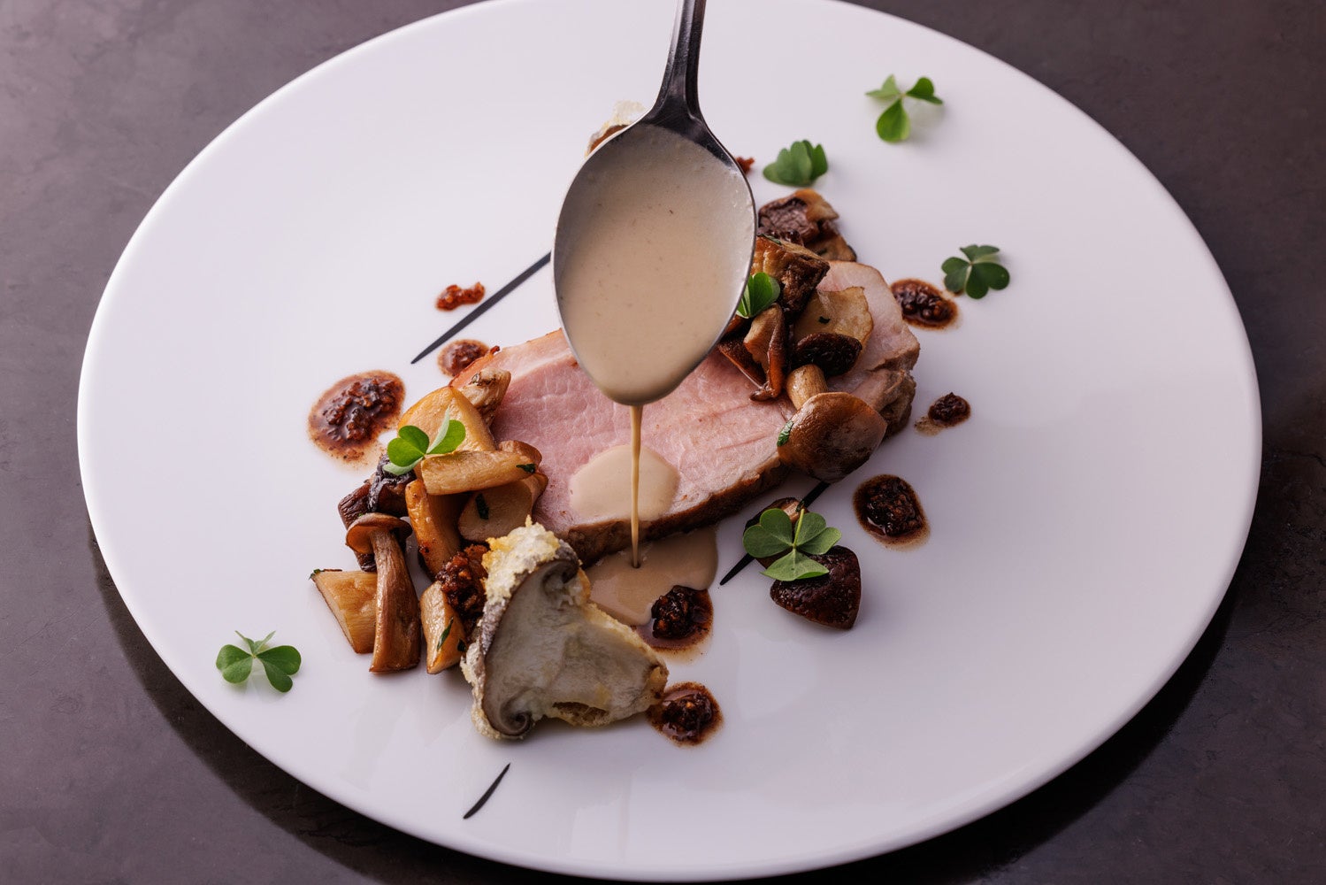 京都産もち豚の炭火焼き　季節のキノコ