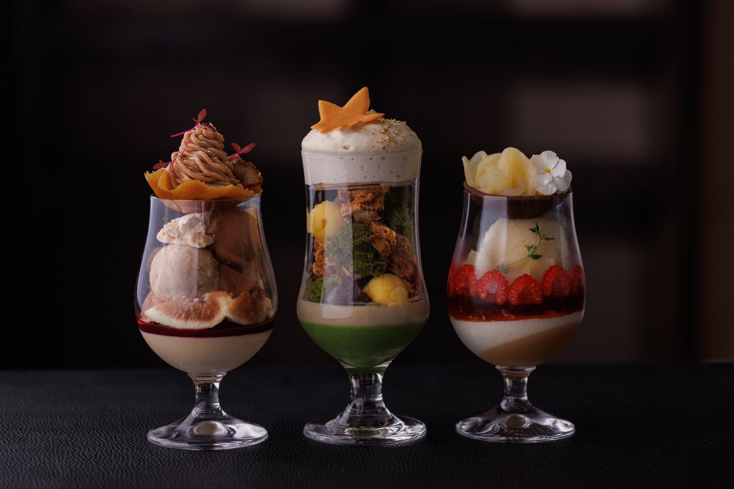 左から、ラム酒とカシスのマロンモンブランパフェ（9月）、宇治抹茶と柚子の和栗モンブランパフェ（10月）、ラズベリー＆キャラメル香る洋梨パフェ（11月）