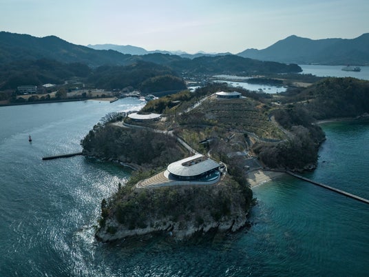 世界的建築家ビャルケ・インゲルス率いるBIGが日本で初めて完成させた建築「NOT A HOTEL SETOUCHI」、瀬戸内海に浮かぶ佐木島に4月1日開業 世界的建築家ビャルケ・インゲルス率いるBIGが日本で初めて完成させた建築「NOT A HOTEL SETOUCHI」、瀬戸内海に浮かぶ佐木島に4月1日開業